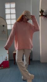 Bu triko kazak, modern ve rahat bir görünüm sunan oversize kesime sahiptir. Bisiklet yaka detayı, kazağa zarif bir dokunuş katarken, uzun ve oversize kollar rahat bir kullanım sağlar.