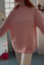 Hem rahat hem şık olmak isteyenler için ideal! Pembe oversize triko kazak, bisiklet yakası ve oversize kesimiyle dikkat çekiyor. Online satın alın.