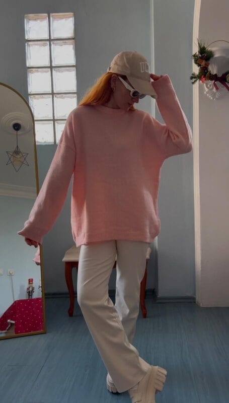 Bu triko kazak, modern ve rahat bir görünüm sunan oversize kesime sahiptir. Bisiklet yaka detayı, kazağa zarif bir dokunuş katarken, uzun ve oversize kollar rahat bir kullanım sağlar.